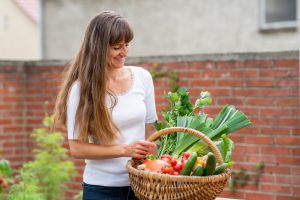 Anja Bath mit ihrer Ernte aus dem eigenen Garten I Ernährungsberatung